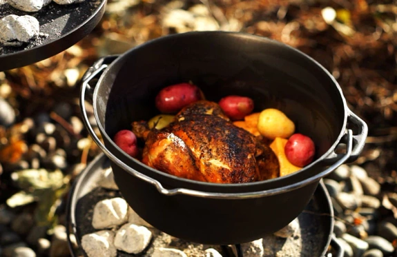 Żeliwny kociołek GSI Outdoors Litecast Dutch Oven 4,7L