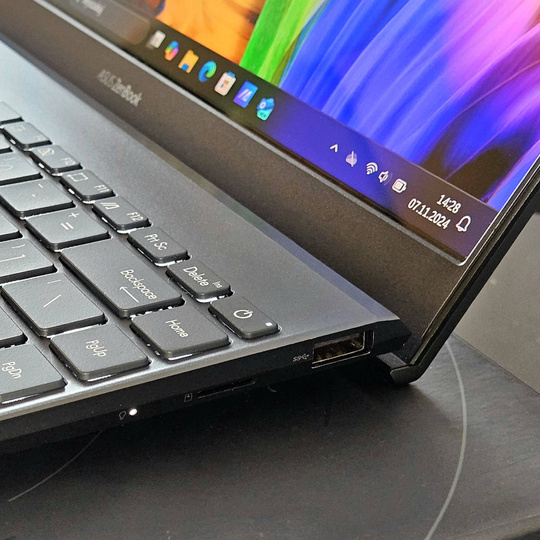 Używany - Laptop ASUS ZenBook 13 UM325UA OLED 13,3" AMD 16GB RAM 512GB Dysk SSD Win10