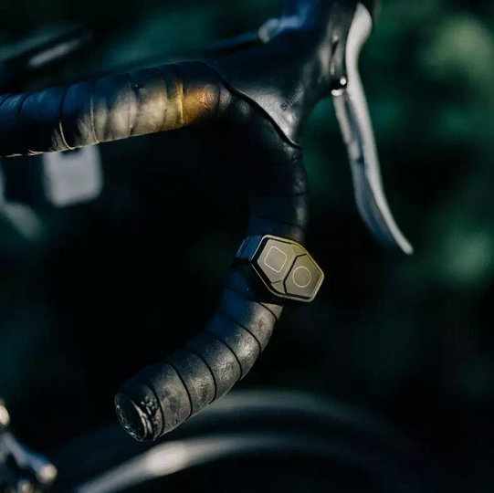 Lampka przednia MAGICSHINE EVO 1100 White 1100 lumenów z uchwytem