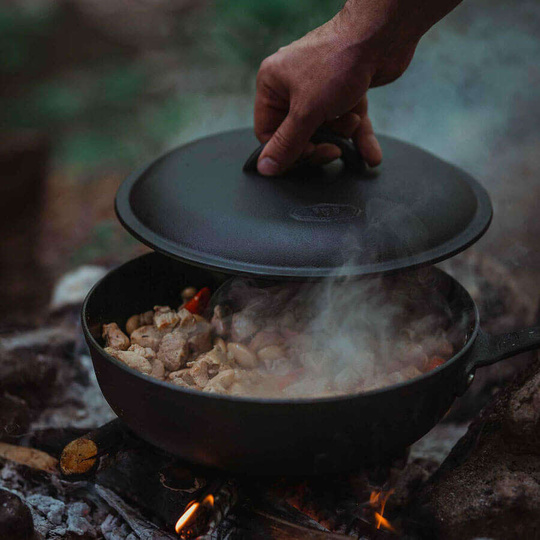 Patelnia turystyczna żeliwna GSI Outdoors Guidecast Deep Frypan