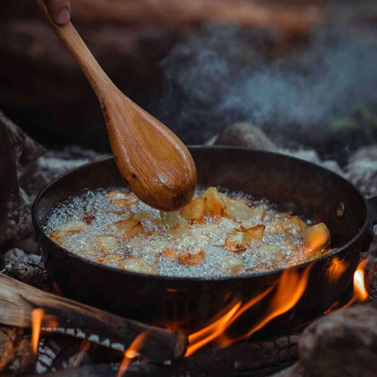 Patelnia turystyczna żeliwna GSI Outdoors Guidecast Deep Frypan